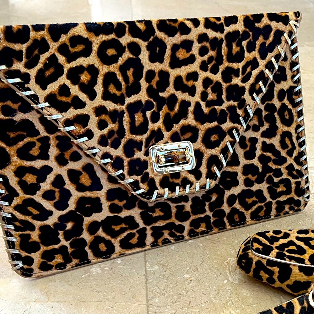 NWOT Lilly Pulitzer Celina Leopard Print Haircalf and Gold Leather Clutch - Picture 2 of 3